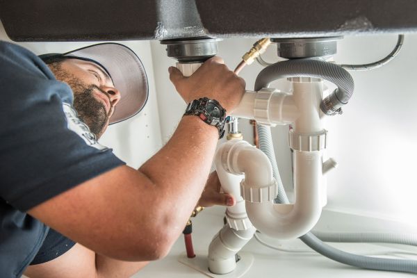 Plombier professionnel en intervention Rive-Sud